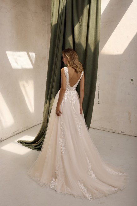 https://www.sposa-lia.com/images/stories/virtuemart/product/per-in white-030-irina-03.jpg